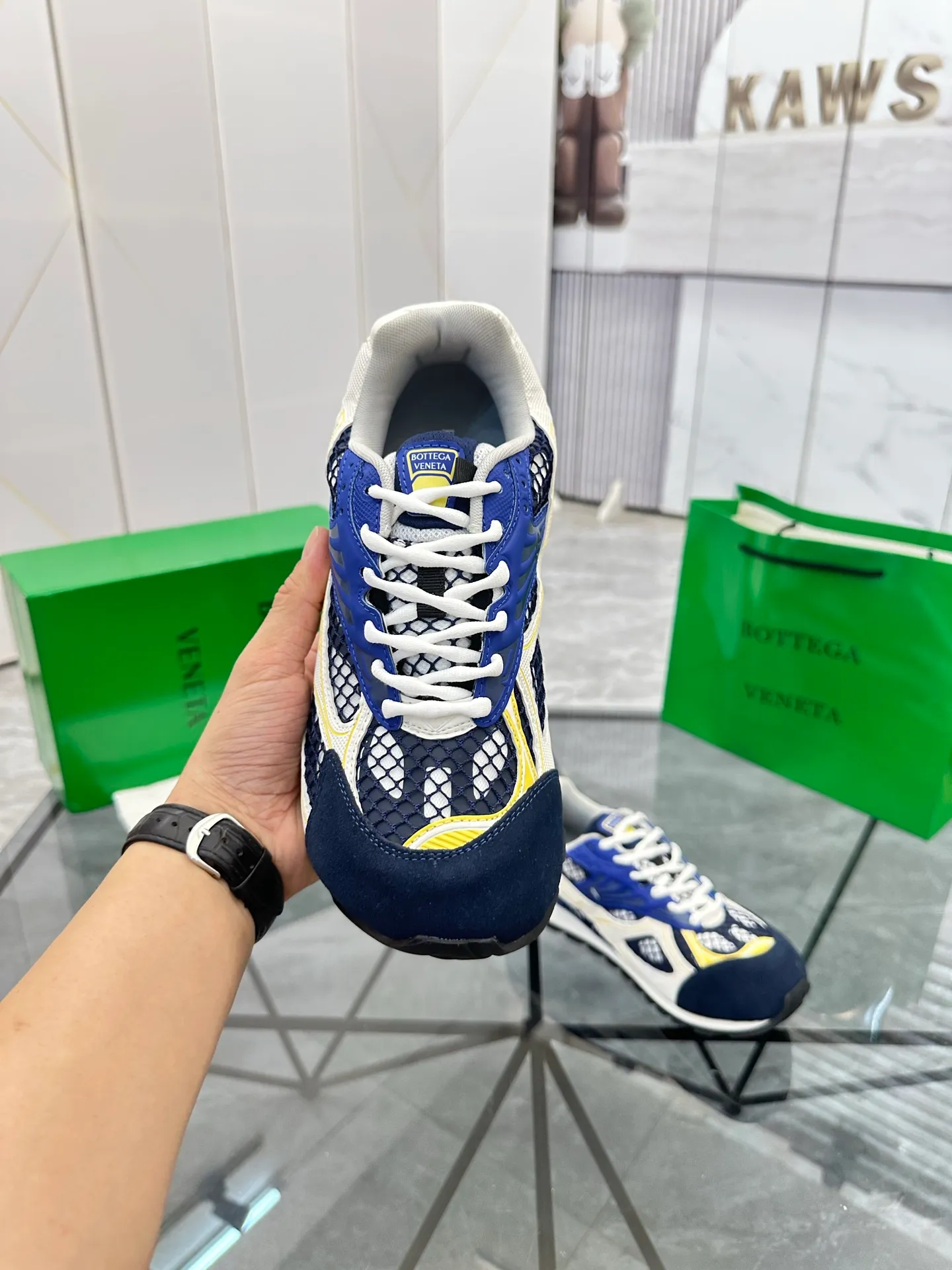 Factory men's shoes 💰: 620💰 (top version) BV Orbit sneakers Wang Yibo's same style couple's dad shoes Runner sneakers, made of lightweight technical mesh fabric. Matched with geometric pattern designed rubber outsole Wang Zha series high version Look for the package craftsmanship The actual height is much higher, but the legs are still slim. Very nice and playable and durable Matching to the standard 💯 Package shoe technology Look for the high version The outsole is made of color-blocked TPU outsole Women's model 35 36 37 38 39 40 41 (40 41 customized) Men's model 38 39 40 41 42 43 44 45. (Customized size 38 45.46) No. H345